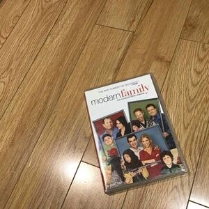 Modern Family season 1 DVD 4 disc